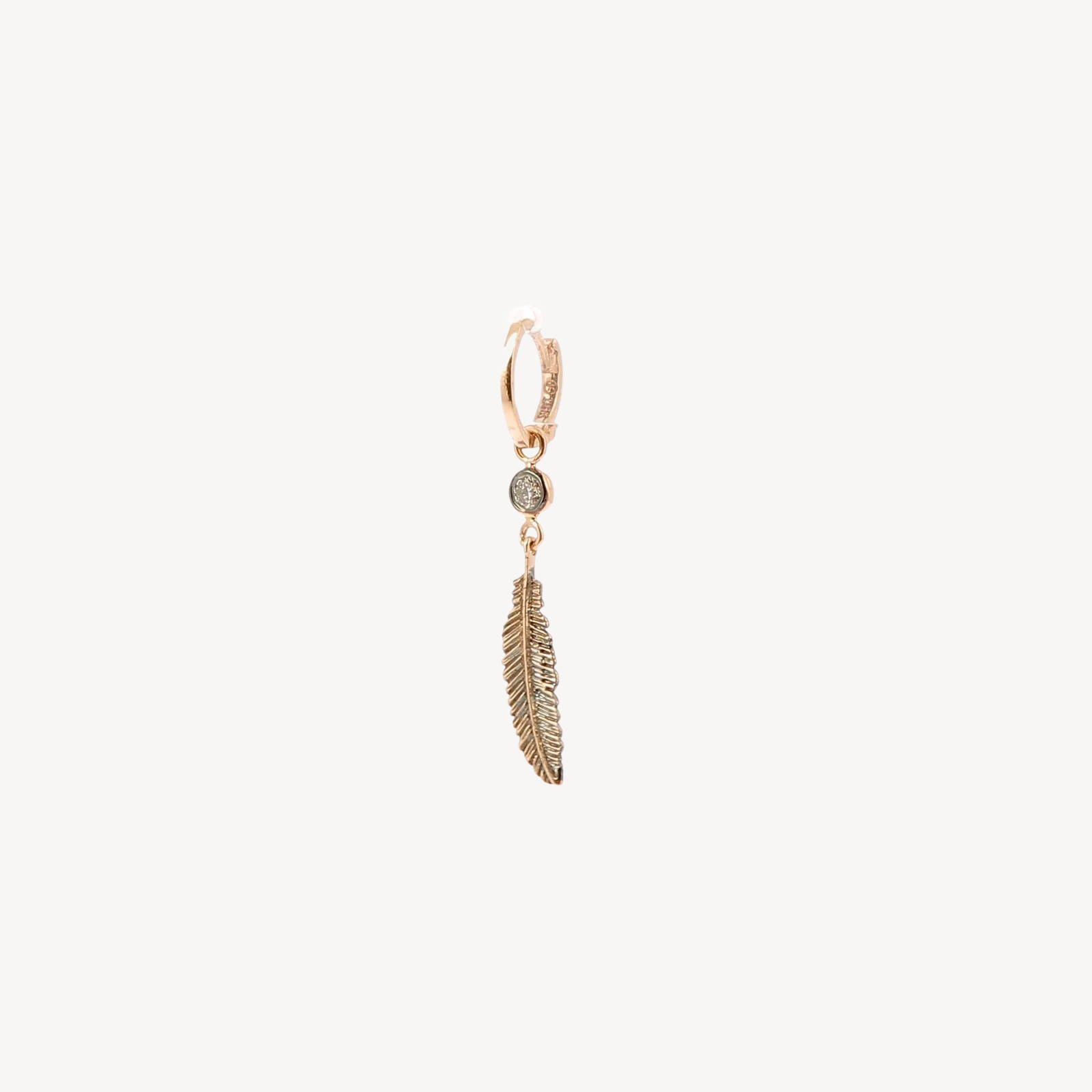 Solitaire feather earring in champagne diamond