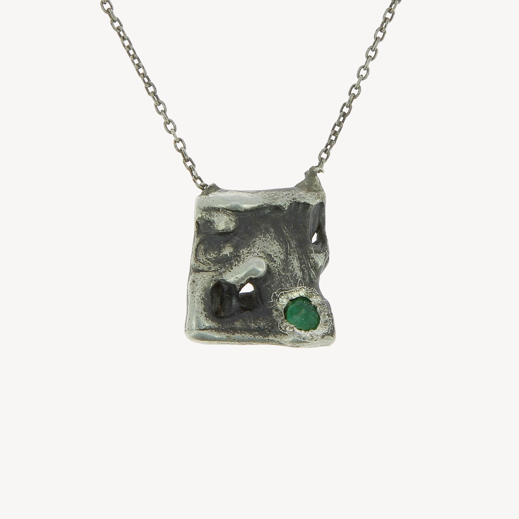 Melt plate necklace 1 emerald